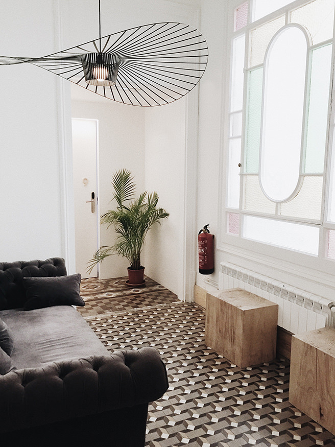 Beuatiful op-art tiled floor in a sitting room