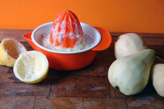 Peeled pears and squeezed lemon