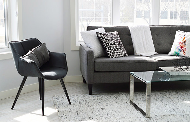 White skirting boards in a sitting room