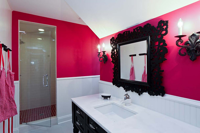 Hibiscus pink, black & white bathroom