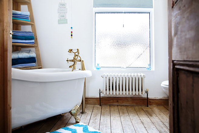 Bathroom decorated with accessories in shades of blue
